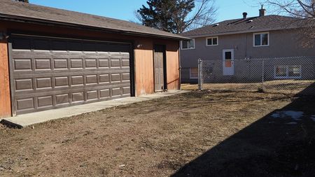 MAIN LEVEL UNIT WITH LARGE GARAGE AND FENCED YARD! AVAILABLE NOVEMBER - Photo 4