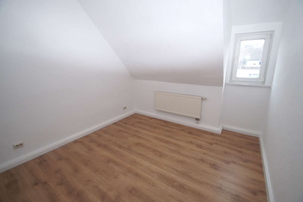 3-Zimmer-Wohnung im Dachgeschoß mit separater Küche und Dusche, renoviert, ab sofort - Photo 1