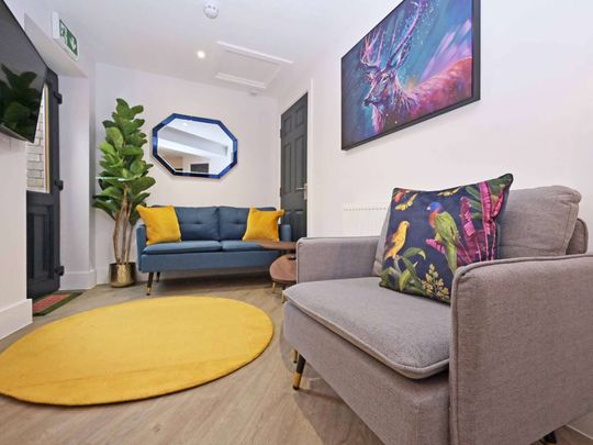 Soooo close to Stoke hospital, come and see… Rm 6 - Wedgwood (Second floor) - Photo 1