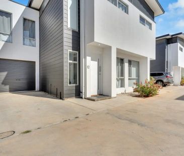 “Hi, I’m Your Easy, Modern Living in a Great Spot” - Photo 1