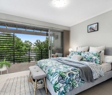 Spacious Townhouse with Courtyard in Prime Cannon Hill Location - Photo 5