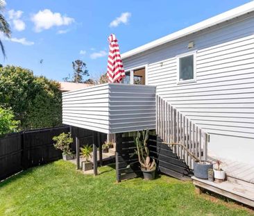 Light, Lifestyle and Location - Rangitoto Coll... - Photo 3