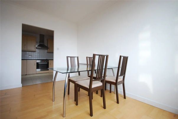 3 bedroom flat in London - Photo 1