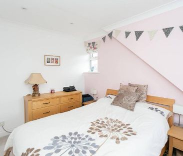 4 bedroom semi-detached house to rent - Photo 6