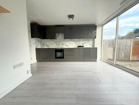 4 bedroom terraced house to rent - Photo 5