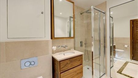 Two Bedroom Flat to rent in London - Photo 4