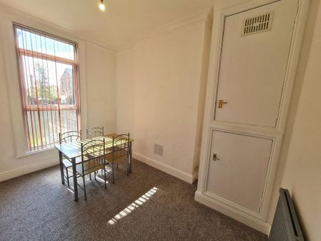 3 bedroom end of terrace house to rent - Photo 2