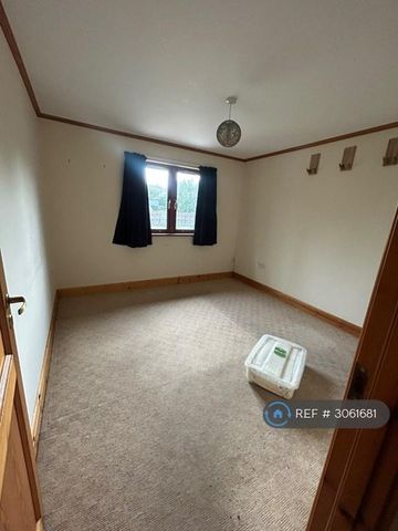 3 bedroom semi-detached house to rent - Photo 3