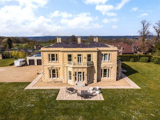 Having previously been restored, this is a beautifully appointed Manor House dating back to the mid-19th century and situated close to Greenham Common. - Photo 1