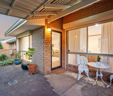 SUPER SPACIOUS RENOVATED VILLA - Photo 6