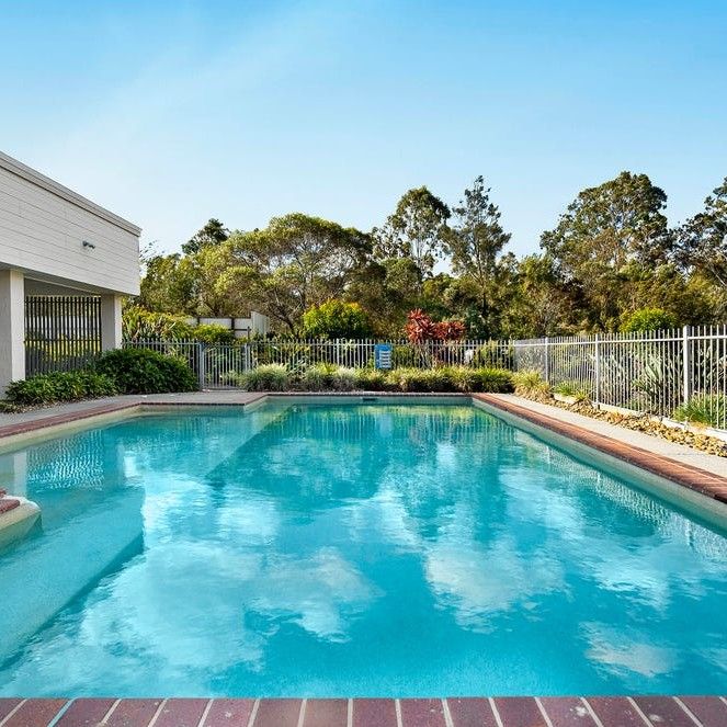 FANTASTIC LOCATION & PEACEFUL HOME! NBN, Air-Con, 3 Bed 2&1/2 Bath Townhouse, Pool, Gym - Photo 1