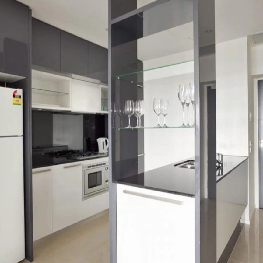 Luxury Living High Above Melbourne – Fully Furnished 1-Bedroom in Eureka Tower - Photo 1
