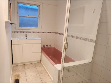 33 Parkmore Road, Forest Hill, VIC - Photo 3