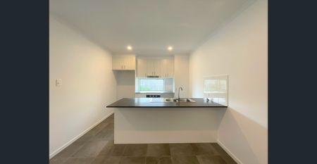 Modern BRAND NEW spacious three-bedroom duplex home - Photo 4