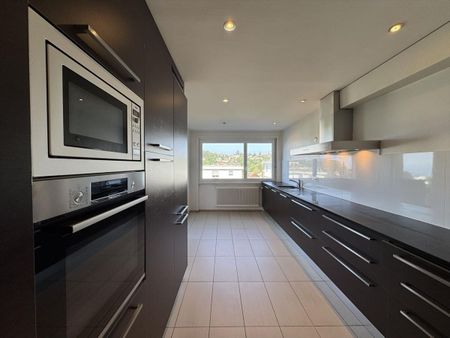 Sublime 4.5 room apartment with included underground parking space - Photo 3