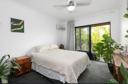 Modern 3-Bedroom Townhouse with Private Street Access - Photo 2