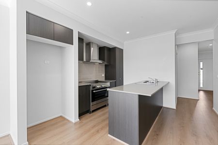 21 Regner Dr, Sunbury VIC 3429 - House For Rent | Domain - Photo 4