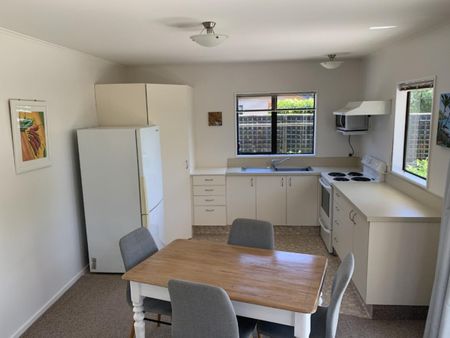 Spacious cottage in handy yet quiet spot close to town - Photo 5