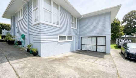 Spacious 4-Bedroom Family Home with Sunroom in... - Photo 4