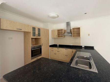 Beautiful Waterfront Four-Bedroom Home for Rent - Photo 5