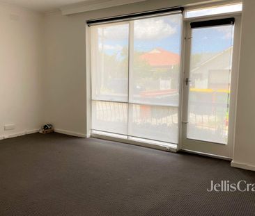 Comfortable Two-Bedroom Apartment in Prime Location - Photo 6