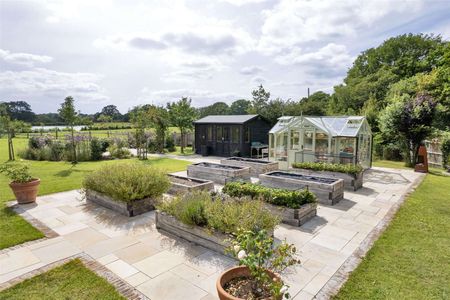 A magnificent family home with stunning gardens and it's own lake. - Photo 5