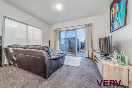 CONTEMPORARY TOWNHOUSE IN WRIGHT – MODERN DESIGN, PRIME LOCATION - Photo 5