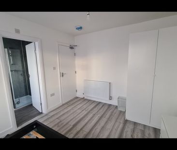 Room in a Shared House, Merlins Avenue, HA2 - Photo 2