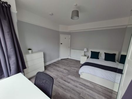 6 Bed Semi-Detached House, Wilton Avenue, SO15 - Photo 3