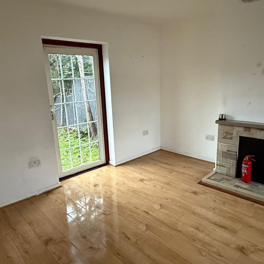 3 Bed Semi-Detached House, Saxon Drive, W3 - Photo 1