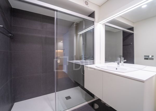 Apartamento T1 com varanda - Novo - Casa da Musica - Rotunda Boavista