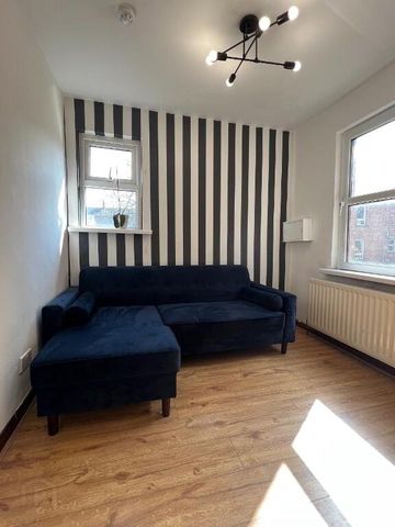 En-Suite Room, 4 Eglantine Gardens, Belfast, BT9 6EZ - Photo 4