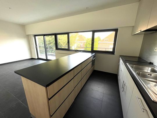 Volledig gerenoveerd energiezuinig duplex appartement dichtbij vele voorzieningen - Photo 1