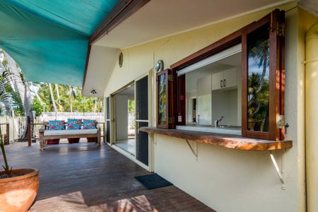 BOUTIQUE BEACHFRONT – WATERFRONT LIVING - Photo 4