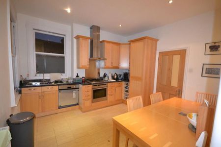 3 bedroom flat to rent - Photo 5