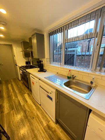 St. Margaret Road Room 5 - Photo 5