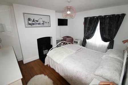 Bridge Foot, Market Deeping, PE6 - Photo 2