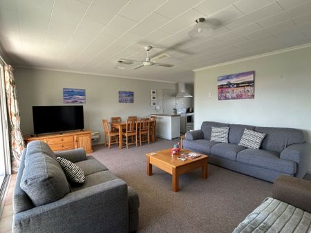 A WEE BEAUTY - Photo 3