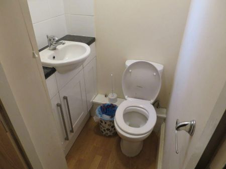 4 bedroom flat to rent - Photo 5