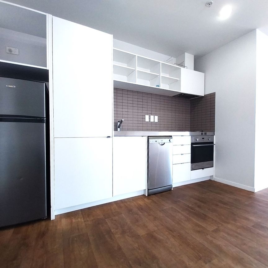 Spacious two bedroom apartment with views! - Photo 1