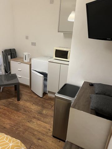 1 bedroom in a house share to rent - Photo 4