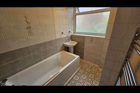 3 Bed Flat, East Ham, E6 - Photo 4