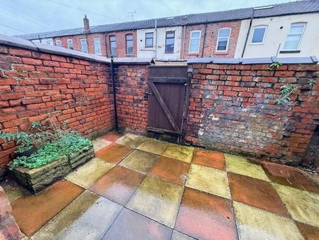 2 bedroom terraced house to rent - Photo 4