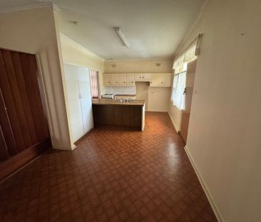 Large 3 Bedroom Family Home - Photo 3