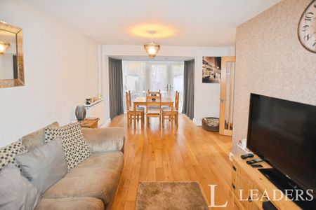 2 bedroom mid-terrace to rent Abbotsweld, Harlow - Photo 4