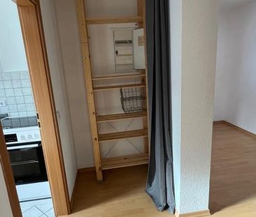 absolut preiswerte 2-Zi.-DG-Whg. mit Einbauküche und Wanne - Photo 1