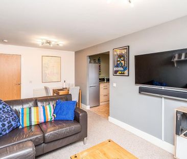 2 bedroom flat to rent - Photo 2