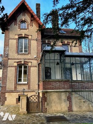 Une maison bourgeoise élevée sur sous sol. - Photo 1