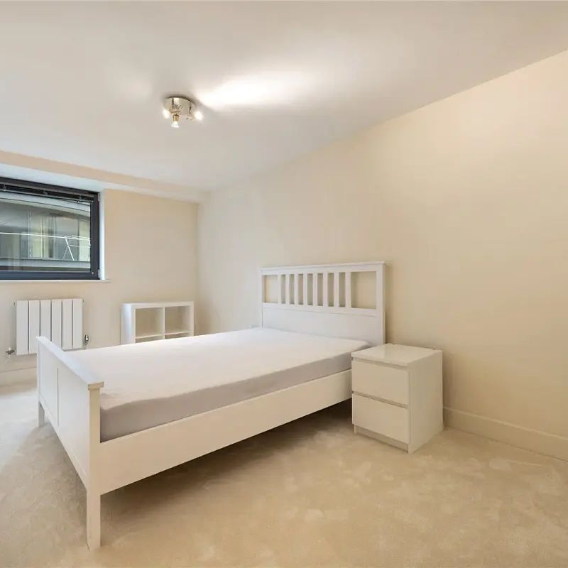 2 bedroom flat in London - Photo 1