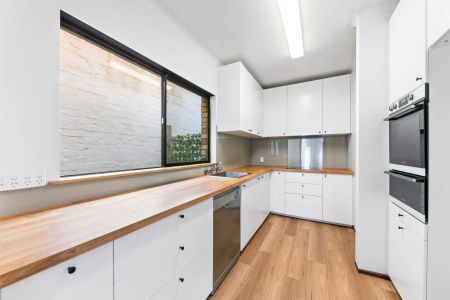 Spacious 3-Bedroom Townhouse in the Heart of South Yarra - Photo 4